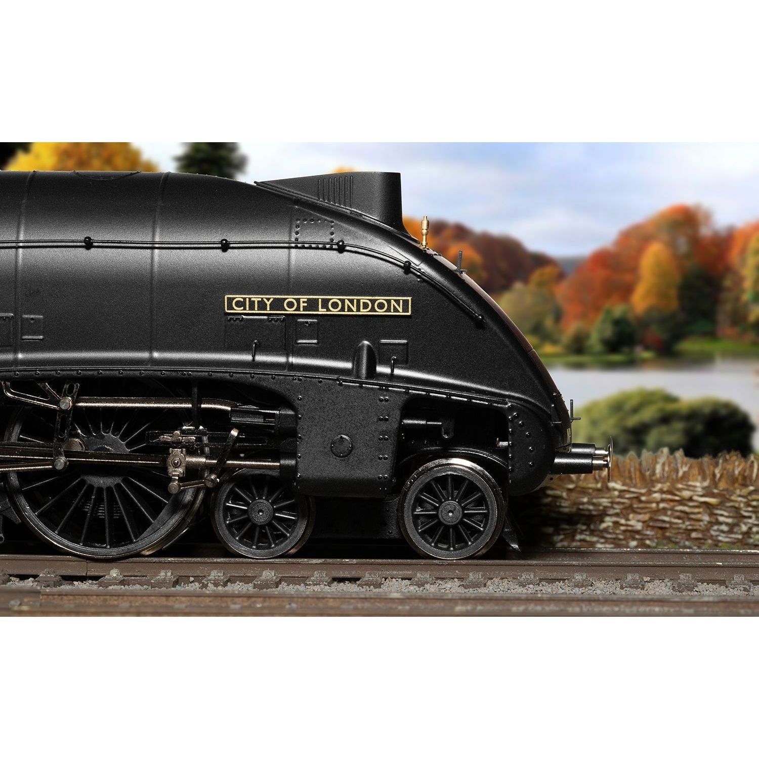 HORNBY OO BR, Class B17/5, 4-6-0, 61670 'City of London' - Era 4