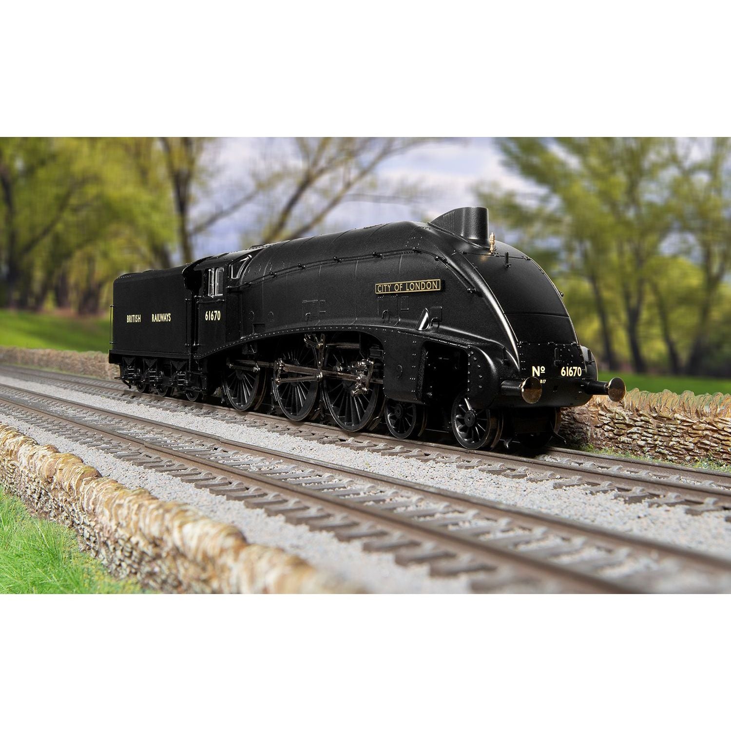 HORNBY OO BR, Class B17/5, 4-6-0, 61670 'City of London' - Era 4