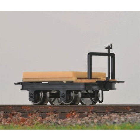 MINITRAINS OO9 4 Flat Cars, 2 with and 2 w/o Brake